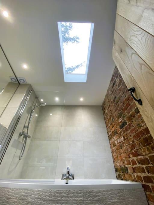 Apartment In A Castle! Unique & Luxurious Historical Apartment, Self Contained, Free Parking & Wi-fi Chester
