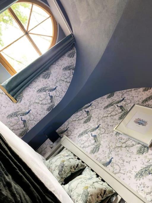 Apartment In A Castle! Unique & Luxurious Historical Apartment, Self Contained, Free Parking & Wi-fi *