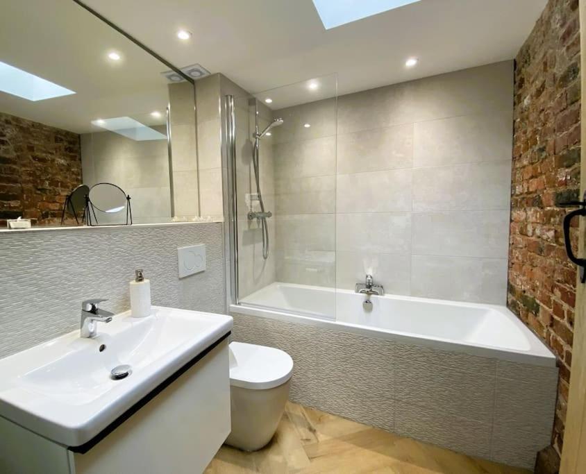 In A Castle! Unique & Luxurious Historical Apartment, Self Contained, Free Parking & Wi-fi Apartment Chester
