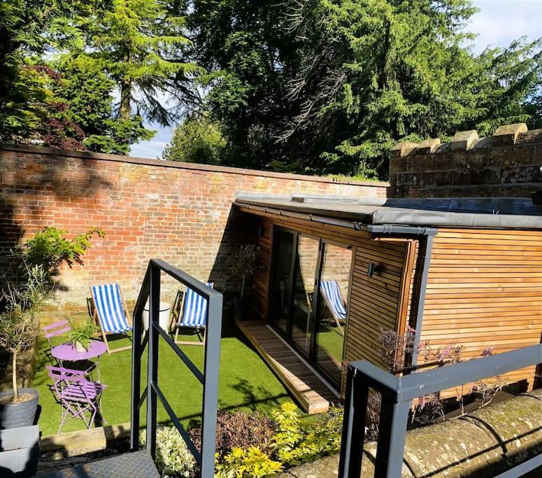 In A Castle! Unique & Luxurious Historical Apartment, Self Contained, Free Parking & Wi-fi *