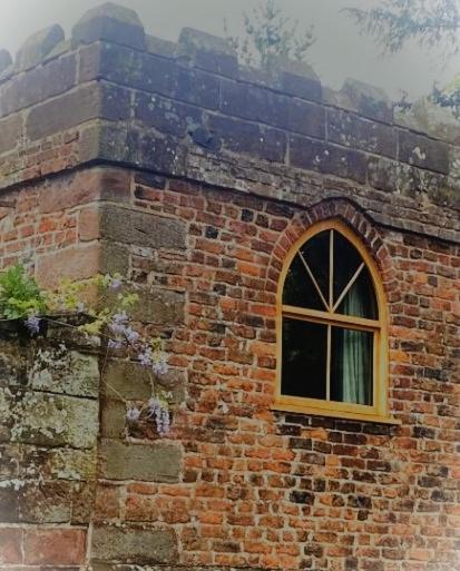 Apartment In A Castle! Unique & Luxurious Historical Apartment, Self Contained, Free Parking & Wi-fi Chester