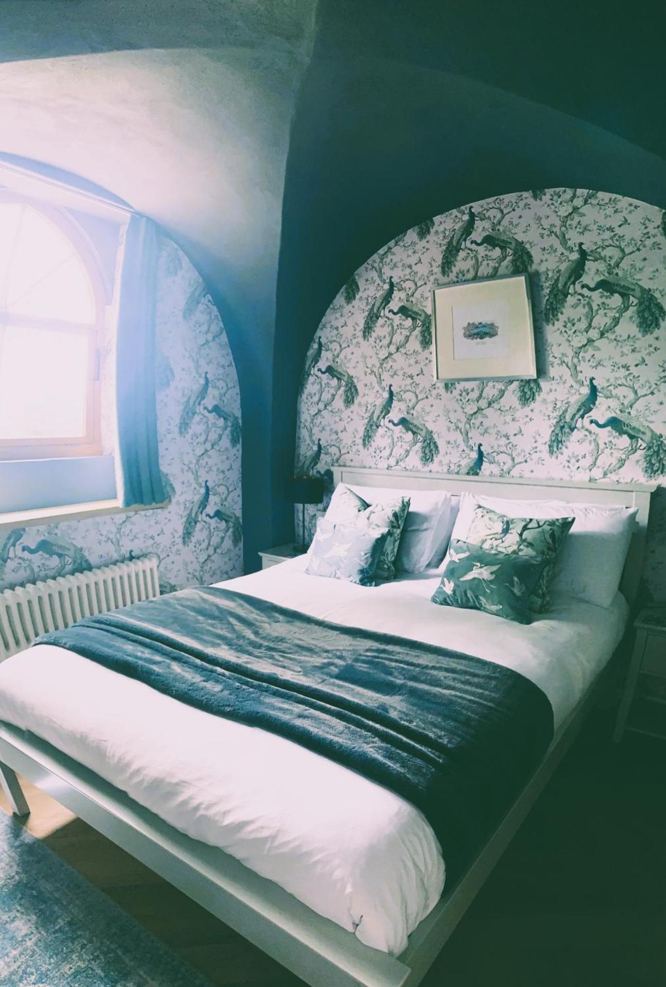 In A Castle! Unique & Luxurious Historical Apartment, Self Contained, Free Parking & Wi-fi Apartment *