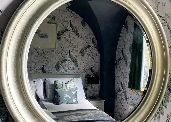 Stay In A Castle! Unique & Luxurious Historical Apartment, Self Contained, Free Parking & Wi-Fi