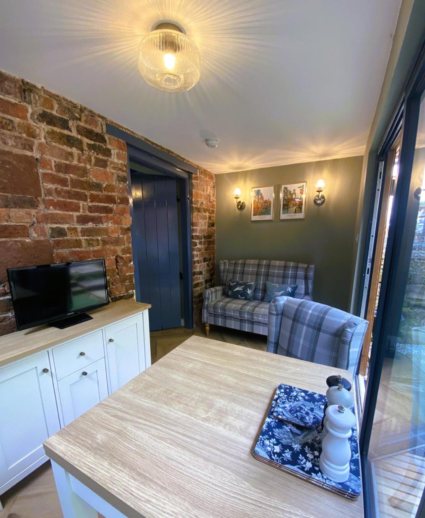 In A Castle! Unique & Luxurious Historical Apartment, Self Contained, Free Parking & Wi-fi * Chester