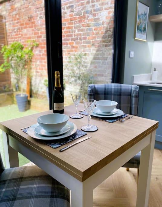 Apartment In A Castle! Unique & Luxurious Historical Apartment, Self Contained, Free Parking & Wi-fi Chester
