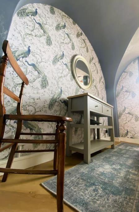 In A Castle! Unique & Luxurious Historical Apartment, Self Contained, Free Parking & Wi-fi